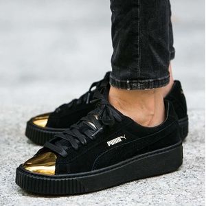 AUTHENTIC Womens Suede platform Puma sneaker